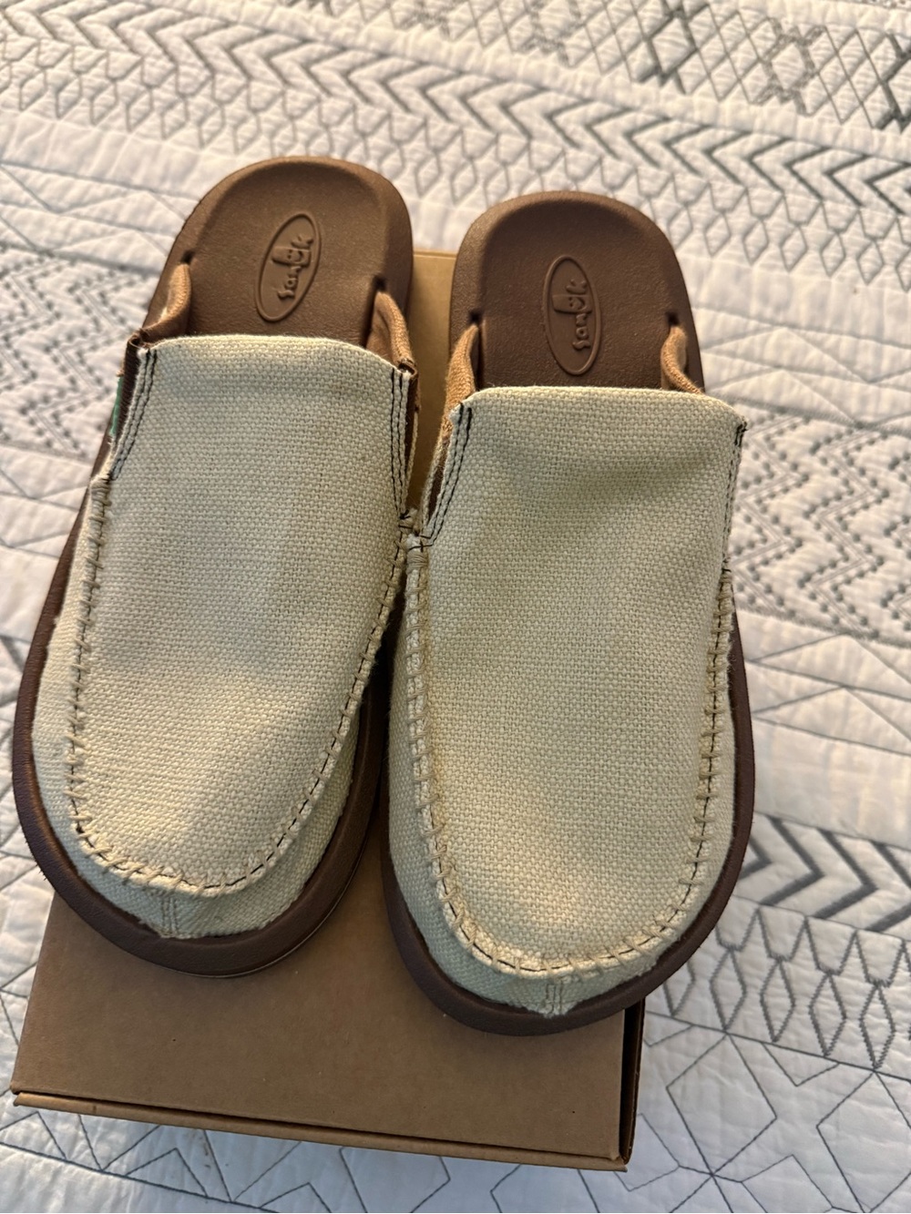 Sanuk Men’s Canvas Slip-On Loafers in Cream and Brown Footbed - Picture 2 of 5